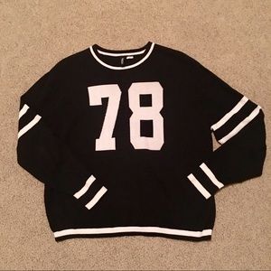 Black and white jersey-like pull over sweater